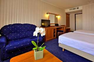 Отель Grand Hotel Plovdiv Пловдив Классический двухместный номер с 1 кроватью или 2 отдельными кроватями и бесплатной парковкой-5